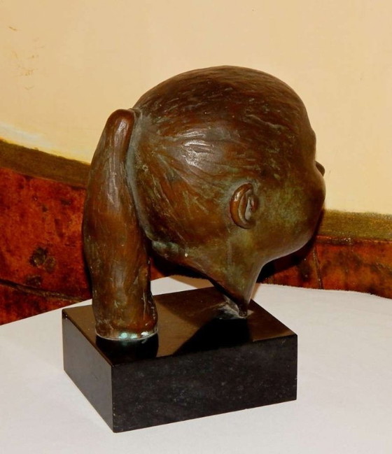 Image 1 of Elegante escultura de bronce: busto de una niña sobre una base de mármol macizo.