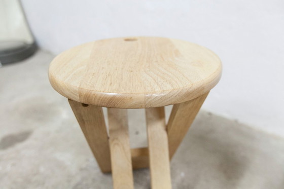 Image 1 of Een paar opklapbare krukjes van Adrian Reed uit de jaren 80.