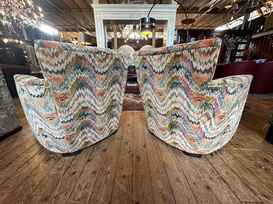 Image 1 of Sillones y otomanas Donghia - Retapizados con un colorido patrón de chevron