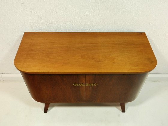 Image 1 of Credenza vintage anni '60, stile moderno di metà secolo, impiallacciatura di noce, cassettiera con chiave, Germania.