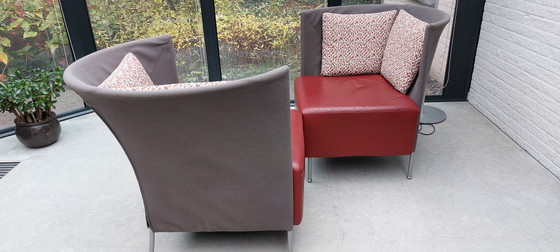 Image 1 of Zwei Montis Scene Sessel mit Ottomanen. Rot mit Anthrazit und attraktiven Kissen.