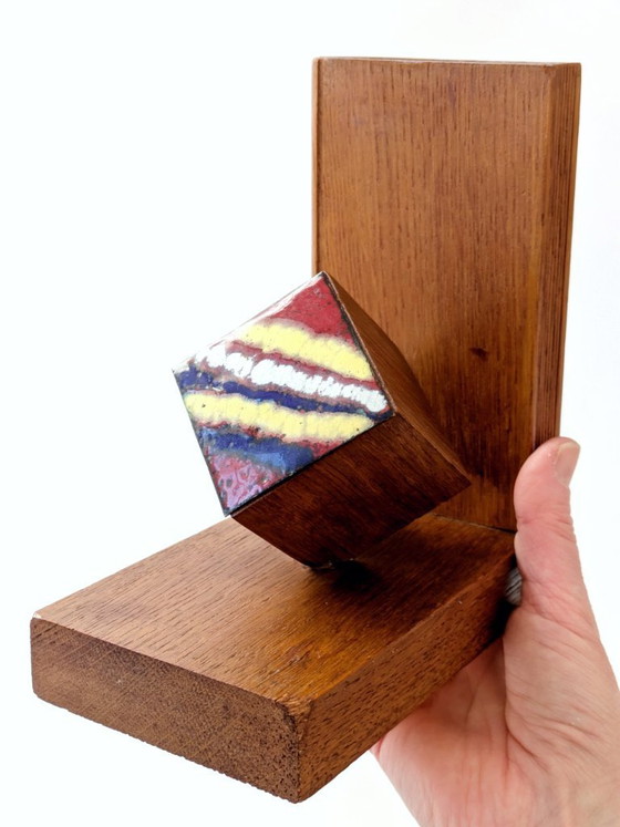 Image 1 of Fermalibri in legno di metà secolo con cubo smaltato, design geometrico modernista, anni '60