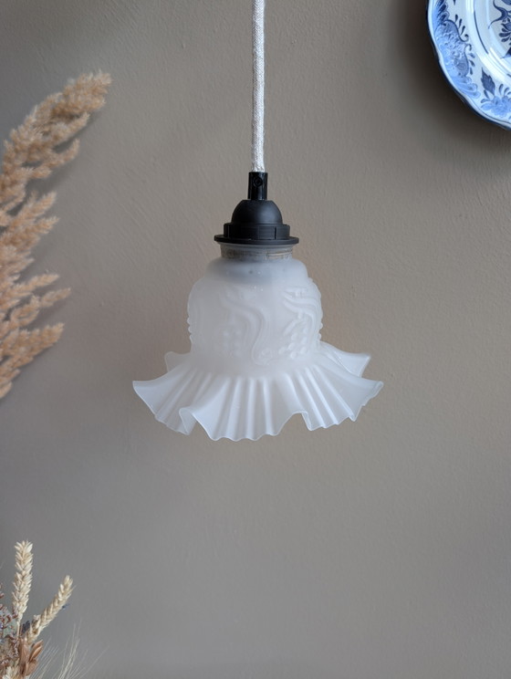 Image 1 of Bellissima e unica piccola lampada a sospensione vintage con paralume opalino