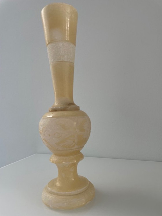 Image 1 of Vaso vintage in alabastro con dettagli decorativi – 32 cm