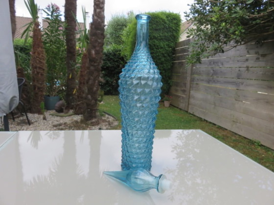 Image 1 of Botella gigante, jarra, Empoli, Italia, vidrio azul con puntas de diamante. Décadas de 1960-1970.