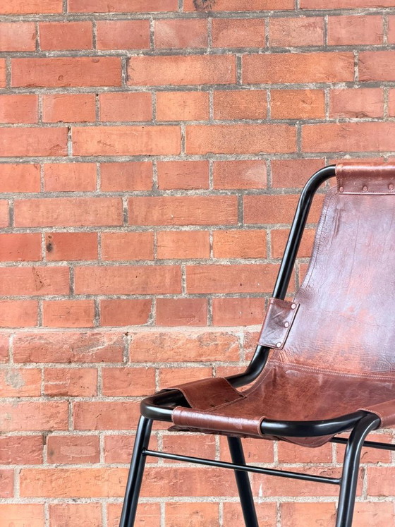 Set van 2 Vintage Les Arcs Stoelen van Charlotte Perriand | Dal Vera Cognac Lederen Stoel Jaren 70 (photo 7 of 8)