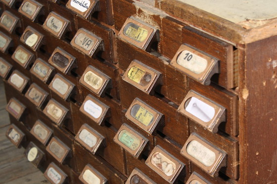 Image 1 of Antieke industriële apothekerskast • Vintage hout en metaal