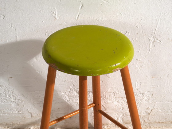 Taburete de madera antiguo con asiento redondo – Europa Central, c. 1950 – Rustic (photo 32 of 40)