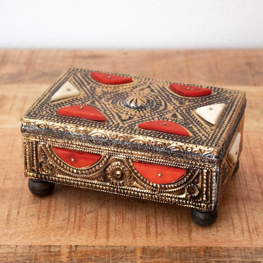 Boîte d'art populaire marocain aux tons or, rouge et blanc