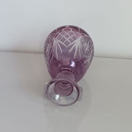 Image 1 of LICORERA O BOTE DE CRISTAL TALLADO DE COLOR LILA