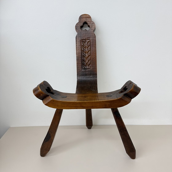 Image 1 of Brutalistische handgesneden eikenhouten Spaanse driepootstoel , jaren 1970