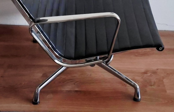 Vitra EA 124 Lounge Chair – Drehstühle, Leather (photo 4 of 5)