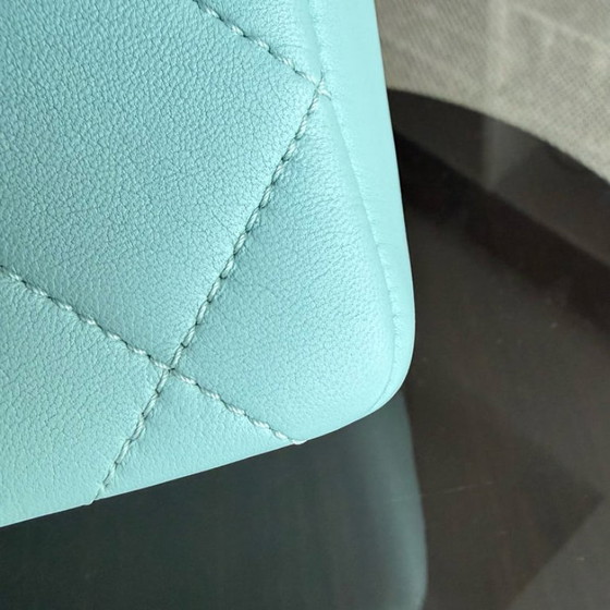Image 1 of Chanel 2020 Elegante Saison-Klapptasche mit Harzkette – Gestepptes Lammleder in Tiffany-Blau, GHW Nr. 29