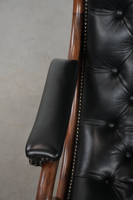 Image 1 of Poltrona Chesterfield in pelle di vacchetta nera, classica e confortevole, in buone condizioni