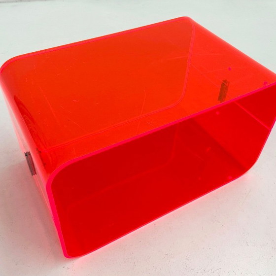 Image 1 of Fluo roze plexiglas bijzettafel, jaren 80