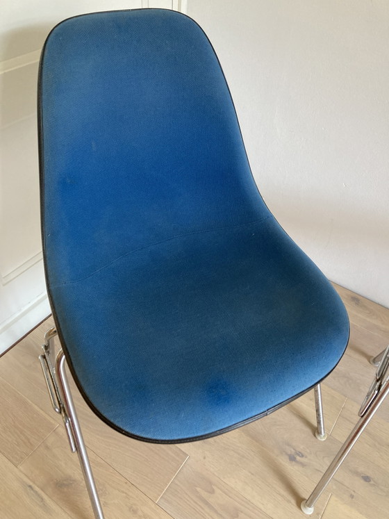 3 sedie da pranzo Eames in fibra di vetro di Vitra – Metal, Chrome (photo 12 of 15)