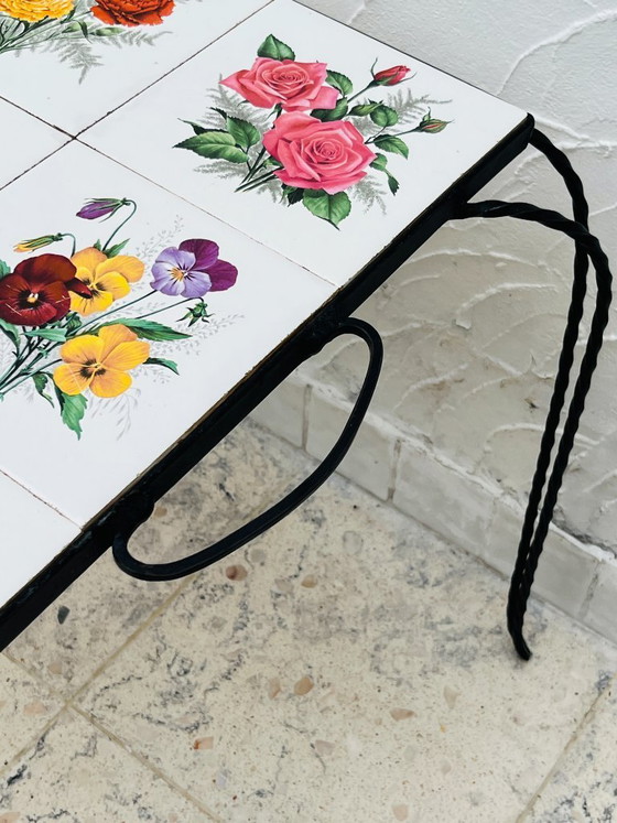 Image 1 of Vintage salontafel van smeedijzer met bloemmotief op de tegels.
