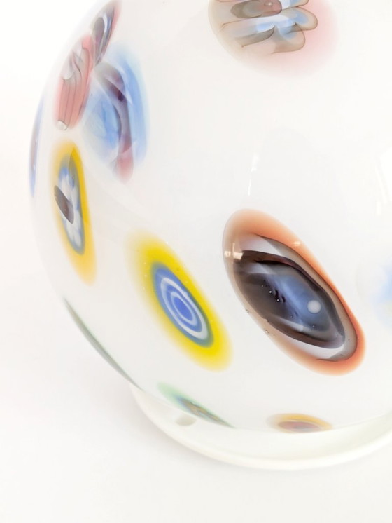 Image 1 of Vintage tafellamp uit de jaren 90 in millefiori-stijl met glazen bol, Italiaanse kunstglazen bol met witte voet.