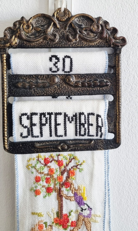 Image 1 of Calendario antiguo con campana de tirar
