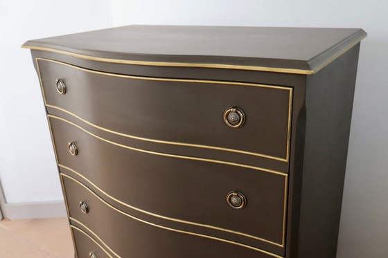 Image 1 of Comò vintage Serpentine con dettagli dorati dipinti a mano