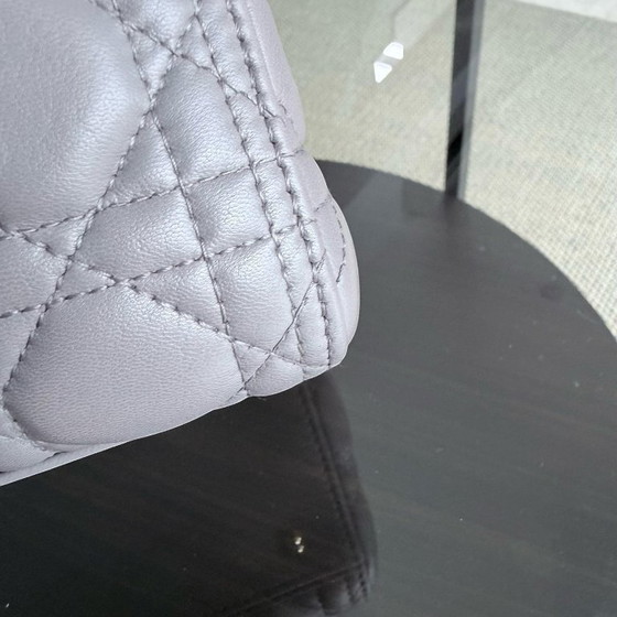 Image 1 of DIOR LADY MEDIUM - PELLE DI AGNELLO CANNAGE GRIGIO, DETTAGLI GRIGIO ORO, CINTURINO REGOLABILE