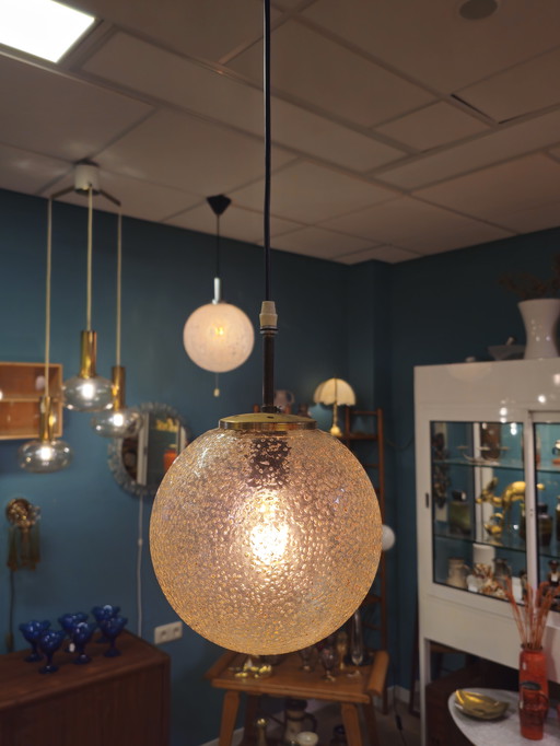 Vintage Pendelleuchte aus Messing mit Glaskugel