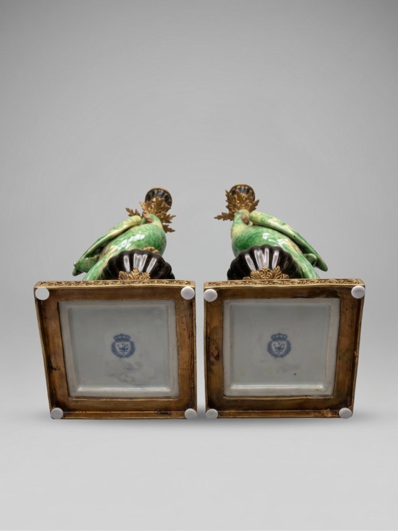 Image 1 of Paar Papageienleuchter aus Porzellan und vergoldeter Bronze – Stil Ludwigs XVI. – 47 cm