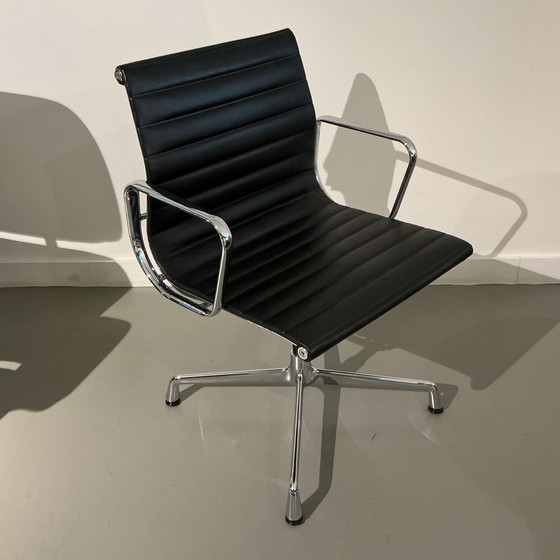 Image 1 of Vitra Eames EA 104