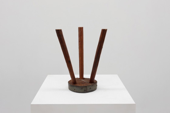 Image 1 of Sgabello francese brutalista a treppiede in rovere massiccio con bordo in metallo, 1850