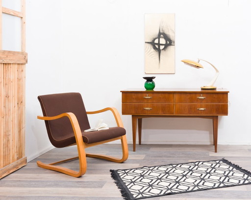 Dressoir/ladekast uit de jaren 50, gemaakt van walnoothout. In uitstekende originele staat.