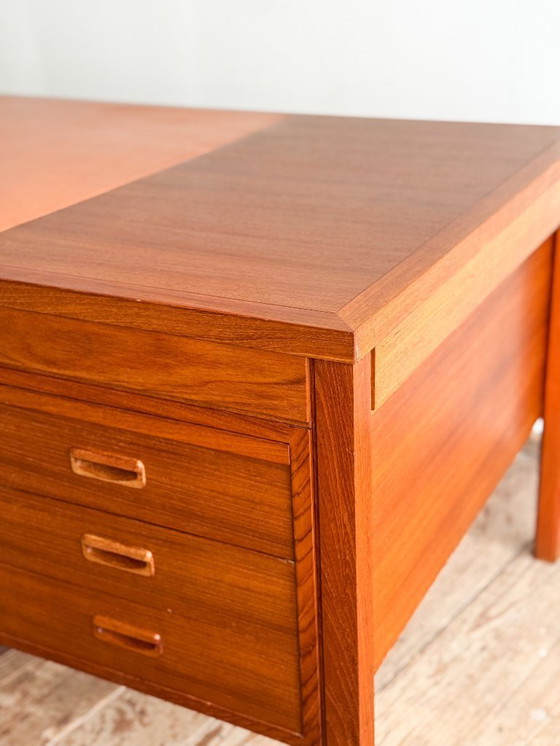 Image 1 of Scrivania direzionale in teak di metà secolo con intarsi in pelle