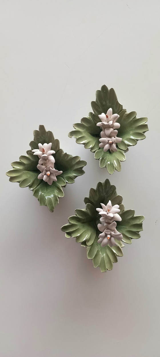 Image 1 of Italiaanse keramische bloemornamenten - set van 3 - Mid-century decor