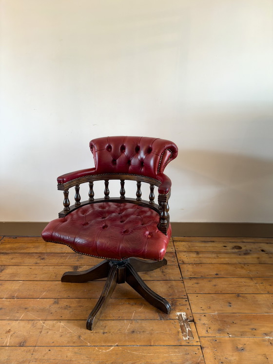 Image 1 of Silla de escritorio Chesterfield de cuero rojo con carácter atemporal