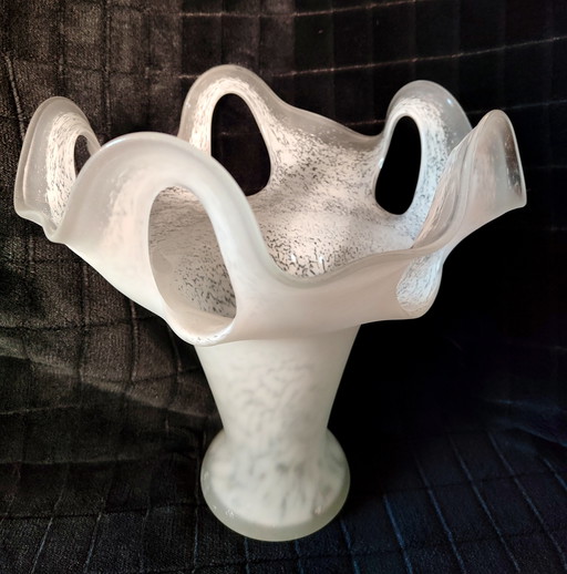 Vaso in vetro artistico con volant e bordo traforato – 25 cm