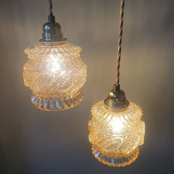 Image 1 of Set van 2 Vintage getextureerde rose / amber getinte hanglampen - midcentury design. 