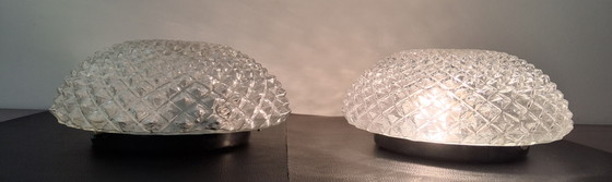 Image 1 of 2 lampade da soffitto vintage con rilievo a forma di ananas e rosone nero massiccio.