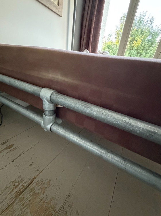 Letti boxspring Hästens in struttura di tubi per ponteggi – Letti matrimoniali, Altro (photo 4 of 5)