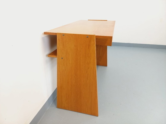 Image 1 of Scrivania trapezoidale vintage a doppia faccia in legno di quercia degli anni '60.