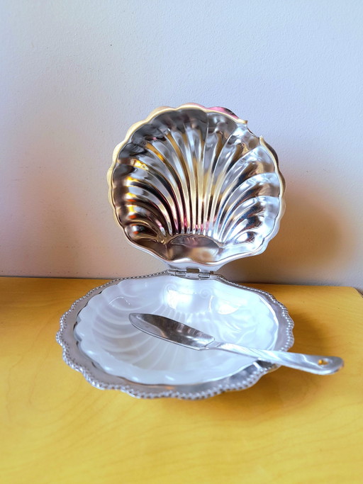 Muschelförmige Butterdose und Edelstahlmesser