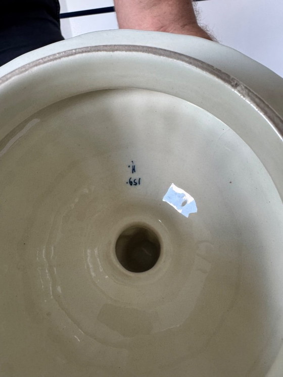 Gran jarrón con tapa, pintado a mano en azul de Delft, procedente de Plateelbakkerij RAM en Arnhem. (photo 5 of 7)
