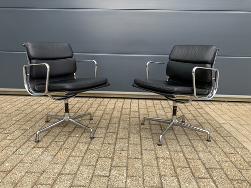 2x zwart lederen Vitra Bureaustoelen EA208 Softpad