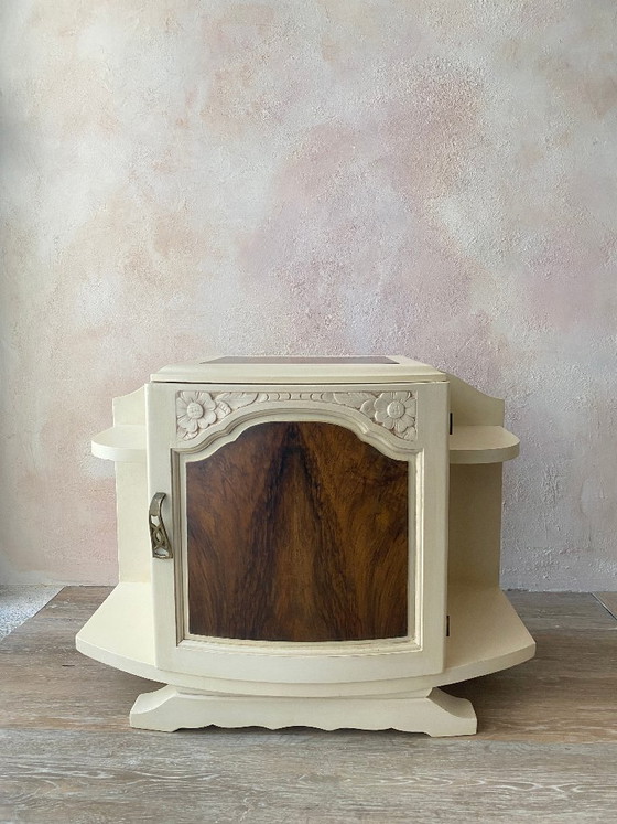 Image 1 of Mesita de noche Art Déco: profundo contraste entre la madera de nogal y la pintura color crema.