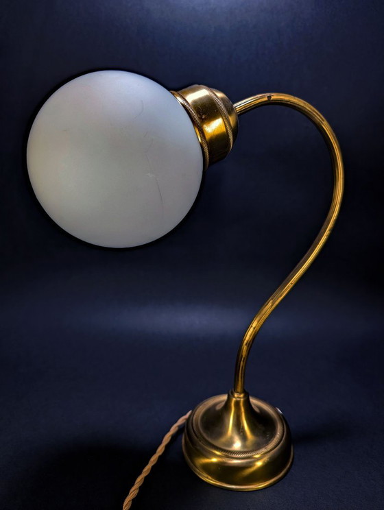 Lampada da tavolo vintage in ottone e vetro opalino, Lampade da tavolo, Dorato (foto 7 di 7)