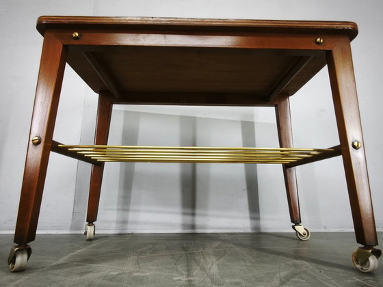 Tavolino danese in teak degli anni '60 con portariviste in ottone e rotelle, Tavolini, Legno, Metallo, Marrone (foto 3 di 11)