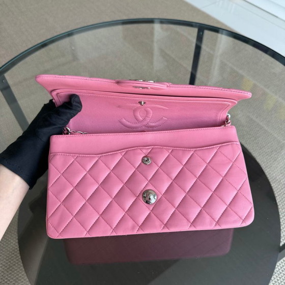 Image 1 of Chanel Classic Flap Medium - 25 cm gewatteerd lamsleer lichtroze zilverkleurige hardware Serie 18