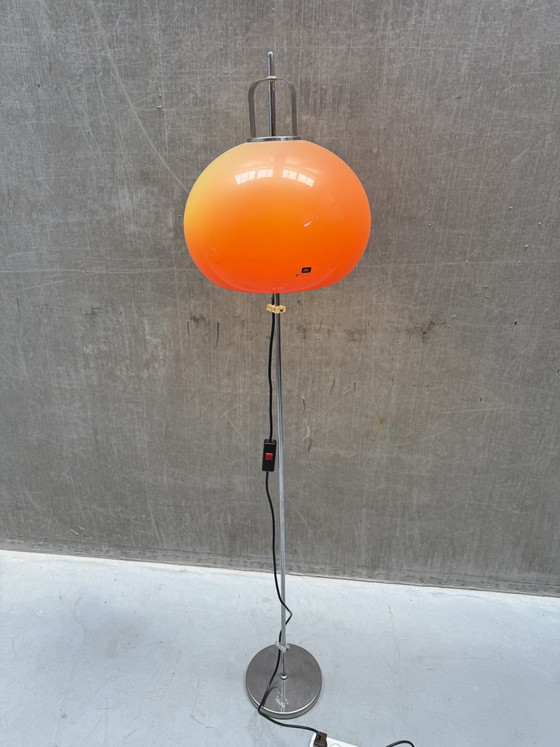Harvey Guzzini "Lucerna" Floor Lamp, Orange, 1960s – Floor lights, Chrome, Plastic (photo 4 of 7)