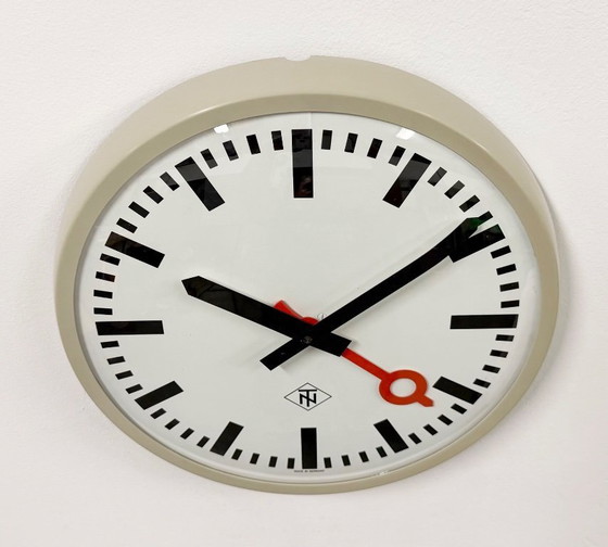 Image 1 of Grijze industriële wandklok uit Tennessee, jaren 60.