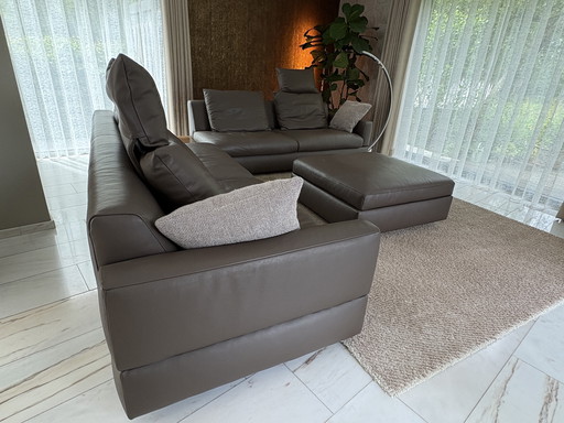 Divano angolare di design con pouf