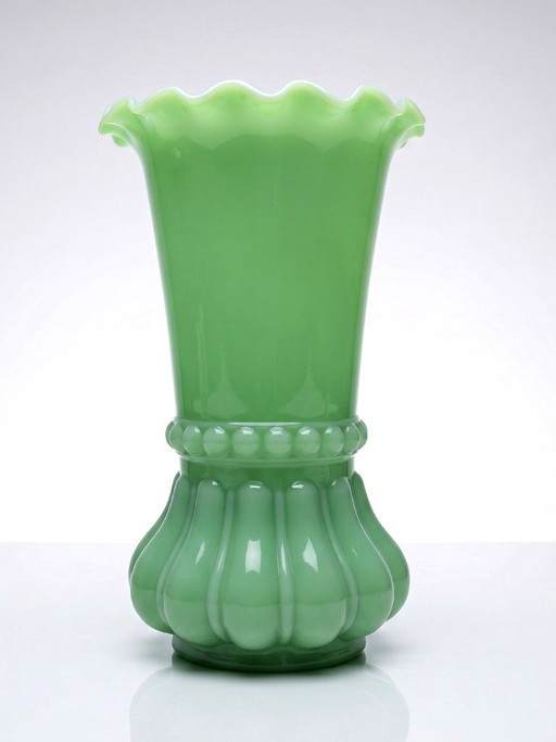 Große antike, geformte Vase aus jadegrünem Opalinkristall, ca. 1900-1930