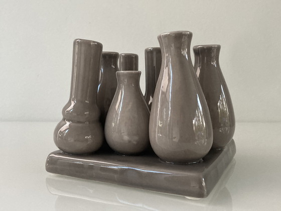 Image 1 of Vaasjes Vaas Op Een Vierkante Ondergrond